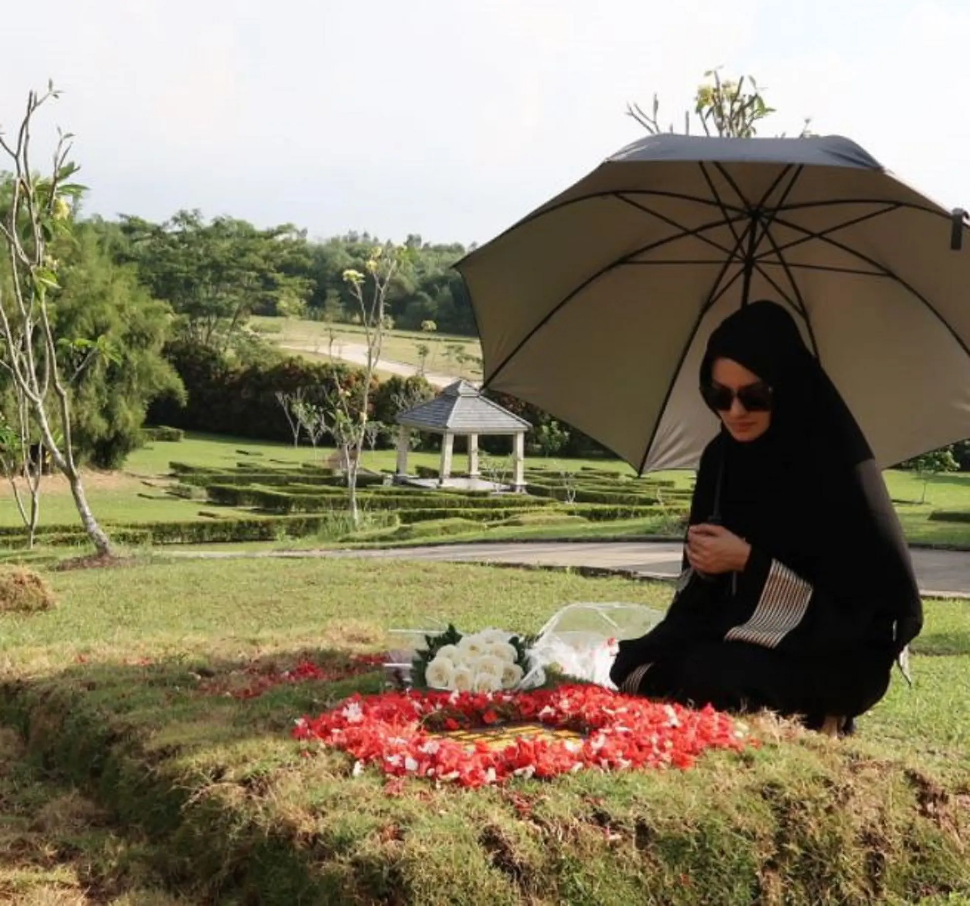 Ririn Ekawati berziarah ke makam suaminya, Fery Wijaya, sepekan setelah meninggal dunia (Instagram/@ririnekawati)