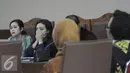 Ekspresi Dessy Ariyanti Edwin (kiri) dan Julia Prasetyarini (kedua kiri) saat menjalani persidangan di Pengadilan Tipikor, Jakarta, Kamis (21/7). Keduanya adalah terdakwa kasus dugaan suap proyek di Kemen PUPR. (Liputa6.com/Helmi Afandi)