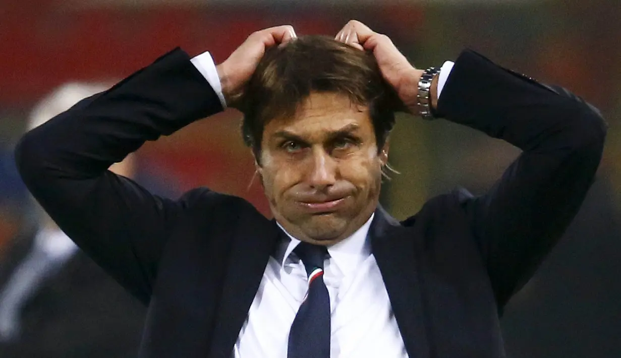 Pelatih Italia, Antonio Conte, bereaksi saat timnya menghadapi Rumania pada laga persahabatan melawan Rumania di Stadion Renato Dall'Ara, Bologna, Rabu (18/11/2015) dini hari WIB. (REUTERS/Stefano Rellandini)