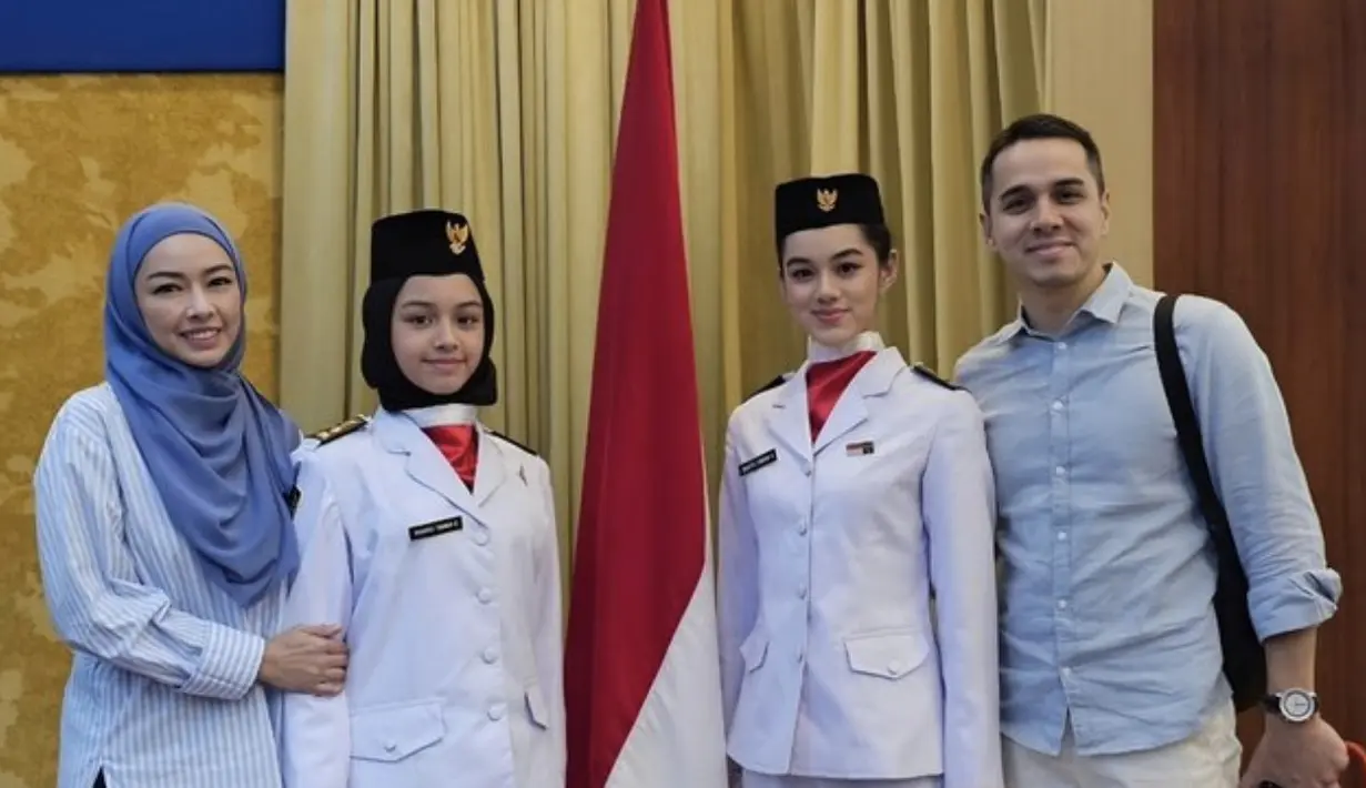 "Mommy dan Ayah sangat bangga sama kakak @sh4ista dan kakak @shanika.stokhorst atas semangat kalian mencintai negara kita ini dengan mengikuti kegiatan paskibra di sekolah," tulis Rionaldo Stokhorst di instagramnya. [Foto: Instagram/  @Putri Rionaldo Stokhorst]