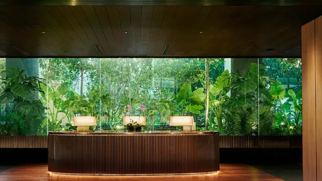 Lobi Parkroyal Collection Kuala Lumpur, Malaysia. Terasa adem dan teduh dengan hiasan tanaman hijau serta elemen cokelat. (Dok: Parkroyal Collection Kuala Lumpur)