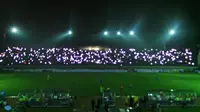 Stadion si Jalak Harupat berubah menjadi lautan kunang-kunang di duel Persib vs Semen Padang (Okan Firdaus/Liputan6.com)