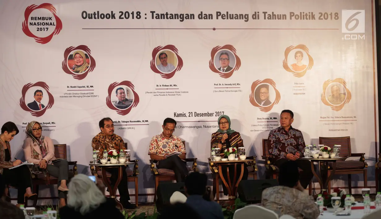 Dr. Hendri Saparini (kedua kanan) memaparkan segala tantangan dan peluang politik yang akan dihadapi pada tahun 2018, pada acara Rembuk Nasional 2017, "Outlook 2018" di Jakarta, Kamis (21/12). (Liputan6.com/Faizal Fanani)