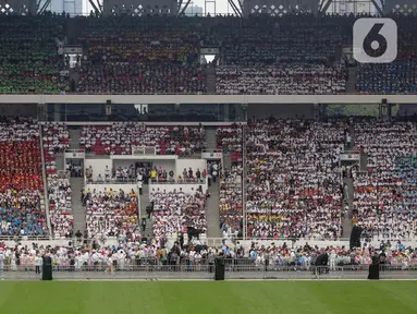 Puluhan ribu umat Katolik memenuhi area Stadion Utama Gelora Bung Karno (SUGBK) Jakarta sesaat menjelang Misa Agung bersama Paus Fransiskus, Kamis (5/9/2024). (Liputan6.com/Herman Zakharia)