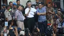Tim dokter menyampaikan keterangan kepada orangtua yang anaknya menjadi korban vaksin palsu di RS Harapan Bunda, Jakarta, Jumat (15/7). RS mengakui vaksin yang diberikan melalui perawat mereka merupakan vaksin palsu. (Liputan6.com/Immanuel Antonius)
