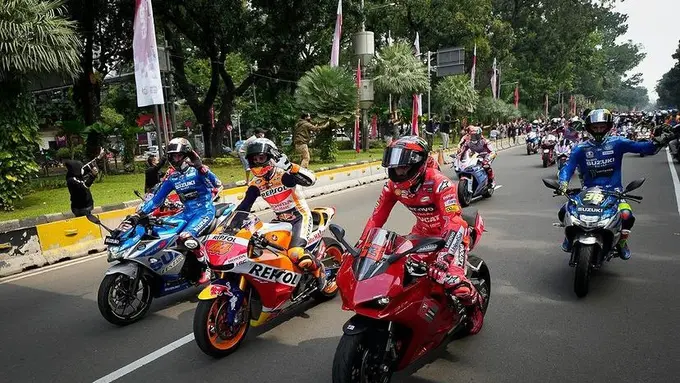 Momen Lucu Ojol Santai Lintasi Jalur Steril Parade MotoGP di Jakarta Sambil Lambaikan Tangan