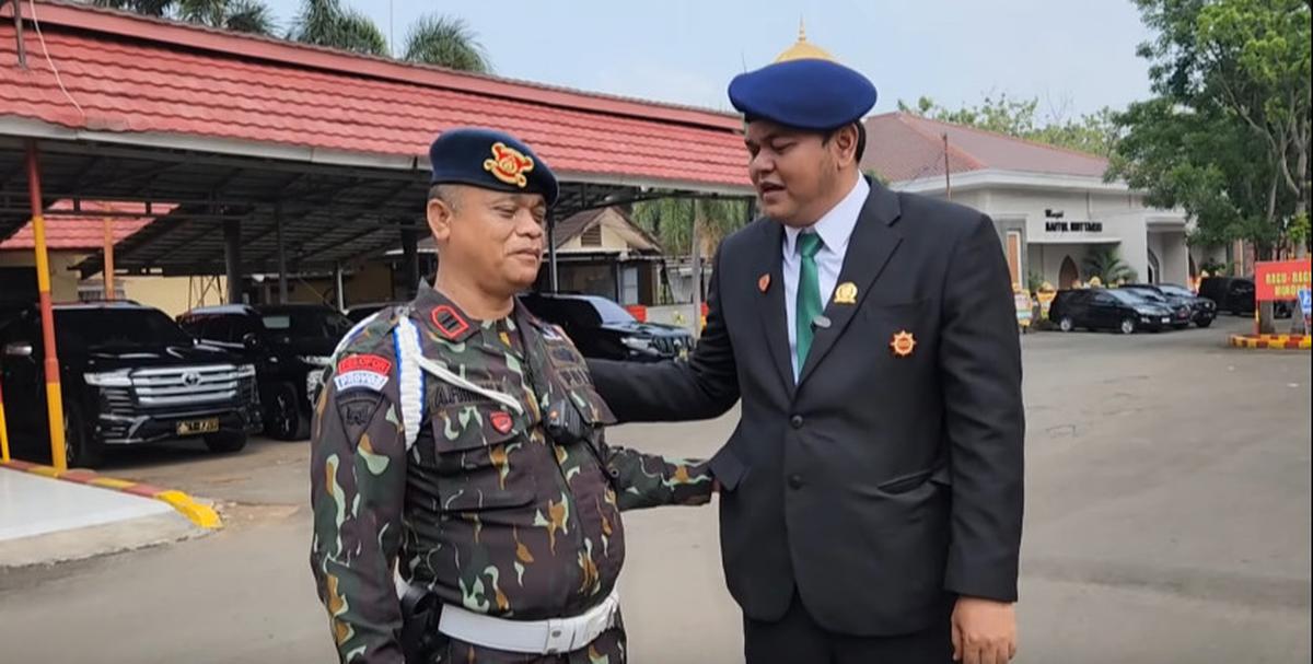 Sukses Jadi Anggota Dewan, Regen Abdul Aris Rangkul Sang Komandan Brimob Sambil Menangis Sesenggukan