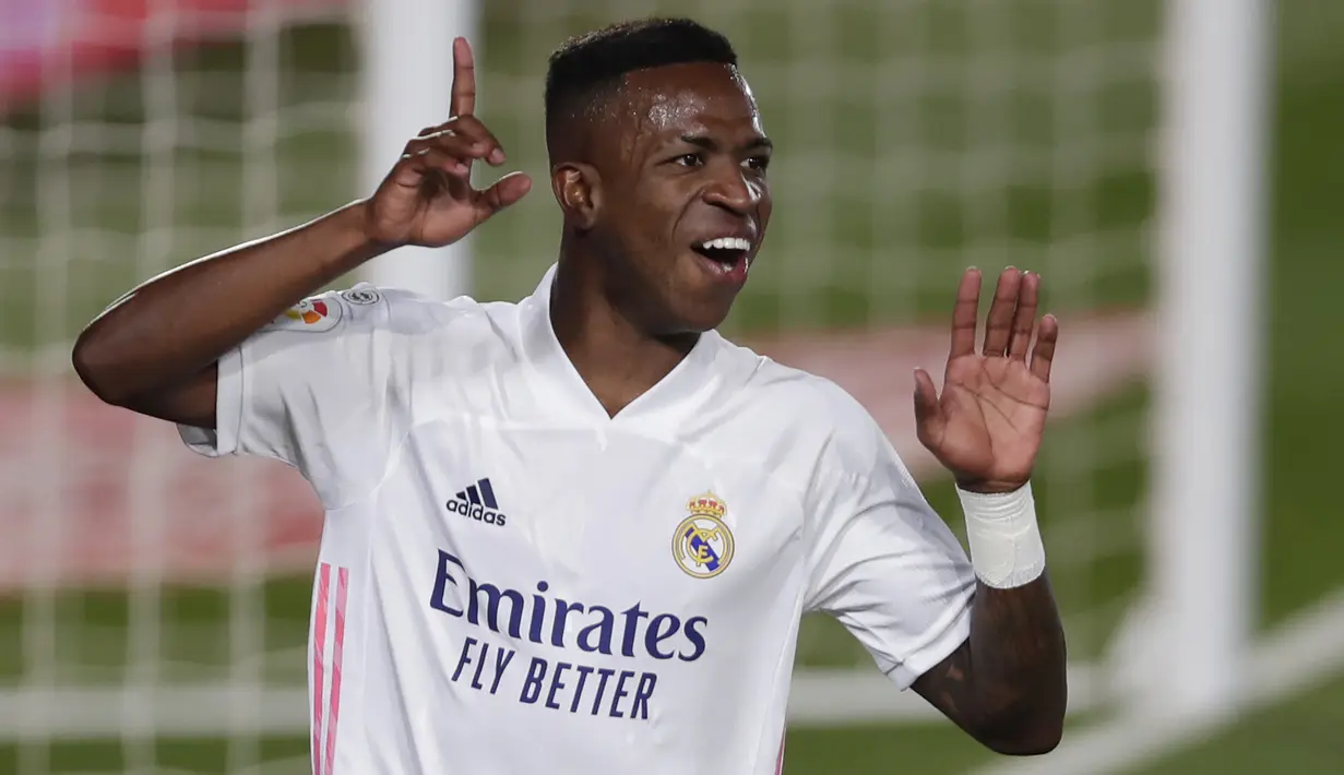 Penyerang Real Madrid, Vinicius Junior, merayakan gol yang dicetaknya ke gawang Real Valladolid pada laga lanjutan Liga Spanyol di Estadio Alfredo Di Stefano, Kamis (1/10/2020) dini hari WIB. Real Madrid menang 1-0 atas Valladolid. (AP Photo/Manu Fernandez)