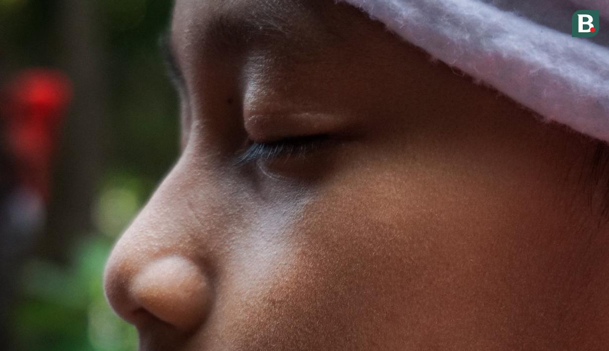 Anak-anak dan para orang tua melantunan doa-doa dan nyanyian-nyanyian rohani sebelum acara dimulai. (Bola.com/Bagaskara Lazuardi)