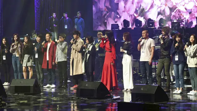Sejumlah bintang K-pop saat gladi bersih sebelum tampil dalam konser yang digelar di Grand Theater, Korea Utara
