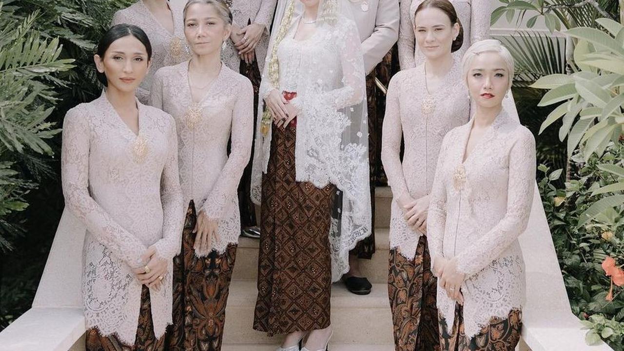 Dikelilingi Para  Bridesmaid dan Bridesman