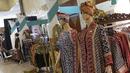 Salah satu model kain nusantara yang dipamerkan pada Gelar Kain Unggulan Nusantara di Jakarta Convention Center, Jumat (27/9/2019). Ratusan model kain dipamerkan dalam Gelar Kain Unggulan Nusantara yang berlangsung hingga Minggu, 29 September mendatang. (Liputan6.com/Helmi Fithriansyah)