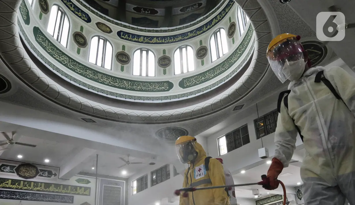 Petugas PMI menyemprotkan cairan disinfektan di Masjid Agung Al Azhar, Jakarta, Rabu (3/6/2020). Penyemprotan tersebut untuk mencegah penyebaran virus corona COVID-19 di rumah ibadah jika nantinya kembali dibuka untuk umum saat pemberlakuan new normal. (Liputan6.com/Johan Tallo)