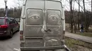 Sebuah truk kotor disulap menjadi lukisan sebuah wajah oleh Nikita Golubev di Moskow, Sabtu (22/4). Golubev memakai nama Pro Boy Nick dalam setiap karya yang diciptakannya. (AP Photo / Pavel Golovkin)