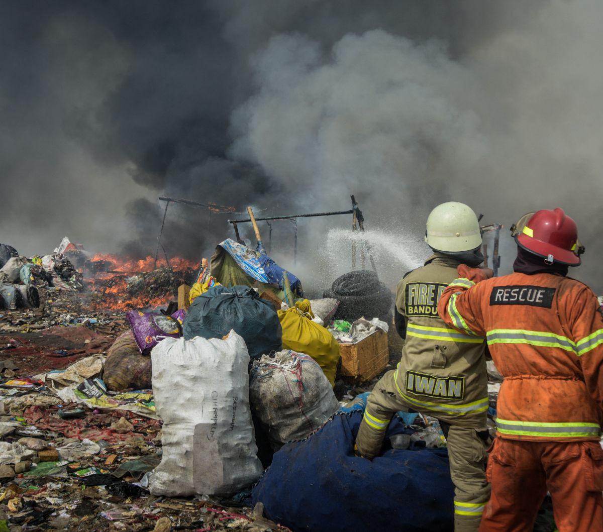 Momen petugas pemadam saat berjuang melakukan pemadaman pada (24/8/2023) lalu saat Pemkab Bandung Barat  menetapkan musibah kebakaran TPA Sarimukti sebagai keadaan darurat bencana yang perlu mendapat penanganan khusus.