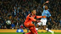 Pemain Manchester City Raheem Sterling (kanan) mencetak gol ke gawang Atalanta saat bertanding pada laga Liga Champions di Stadion Etihad, Manchester, Inggris, Selasa (22/10/2019). Manchester City menang 5-1 dengan tiga gol Raheem Sterling dan dua dari Sergio Aguero. (AP Photo/Dave Thompson)