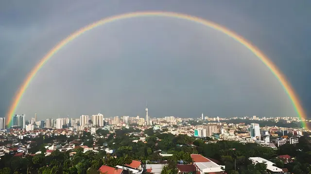 <p>Fenomena double rainbow di Jakarta (foto: Ilustrasi foto dengan AI)</p>