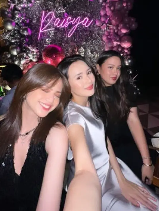 Dalam acara tersebut, Beby tampil mengenakan dress panjang warna silver polos. Dengan model lengan pendek. [@bebytsabina]