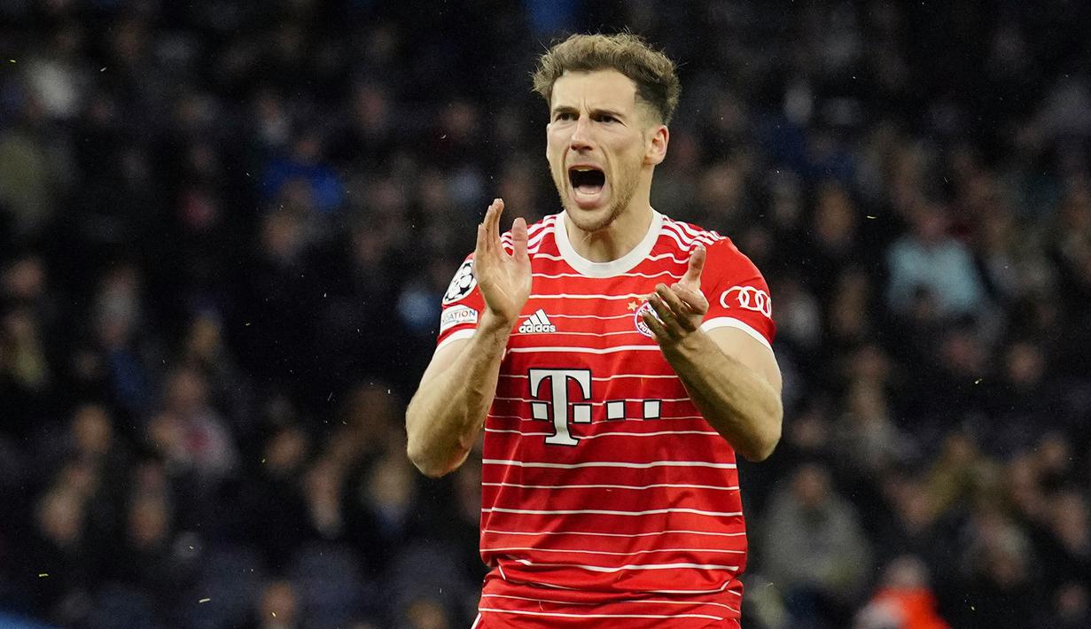 Pemain Bayern Munchen, Leon Goretzka saat laga leg pertama perempat final Liga Champions 2022/2023 melawan Manchester City di Etihad Stadium, Manchester, Rabu (12/04/2023) WIB. Goretzka tampil di bawah ekspektasi. Ia acap kali berada pada posisi yang tidak tepat dan kesulitan untuk mengimbangi aksi Rodri di lini tengah. (AP Photo/Jon Super)