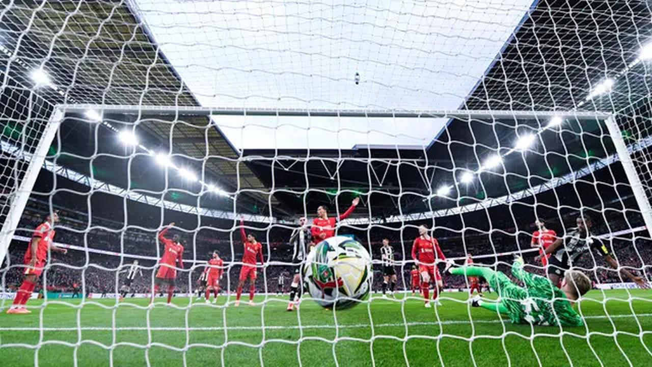 Foto: Double Nyesek Liverpool, Newcastle United Akhiri Puasa Gelar Selama 70 tahun