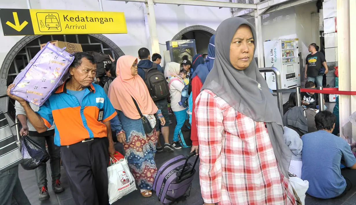Sejumlah penumpang arus balik saat tiba di Stasiun Senen, Jakarta, Sabtu (1/7). Diperkirakan, puncak arus balik lebaran 2017 di Stasiun Senen akan mengalami puncaknya pada Sabtu (1/7) dan Minggu (2/7).  (Liputan6.com/Yoppy Renato)