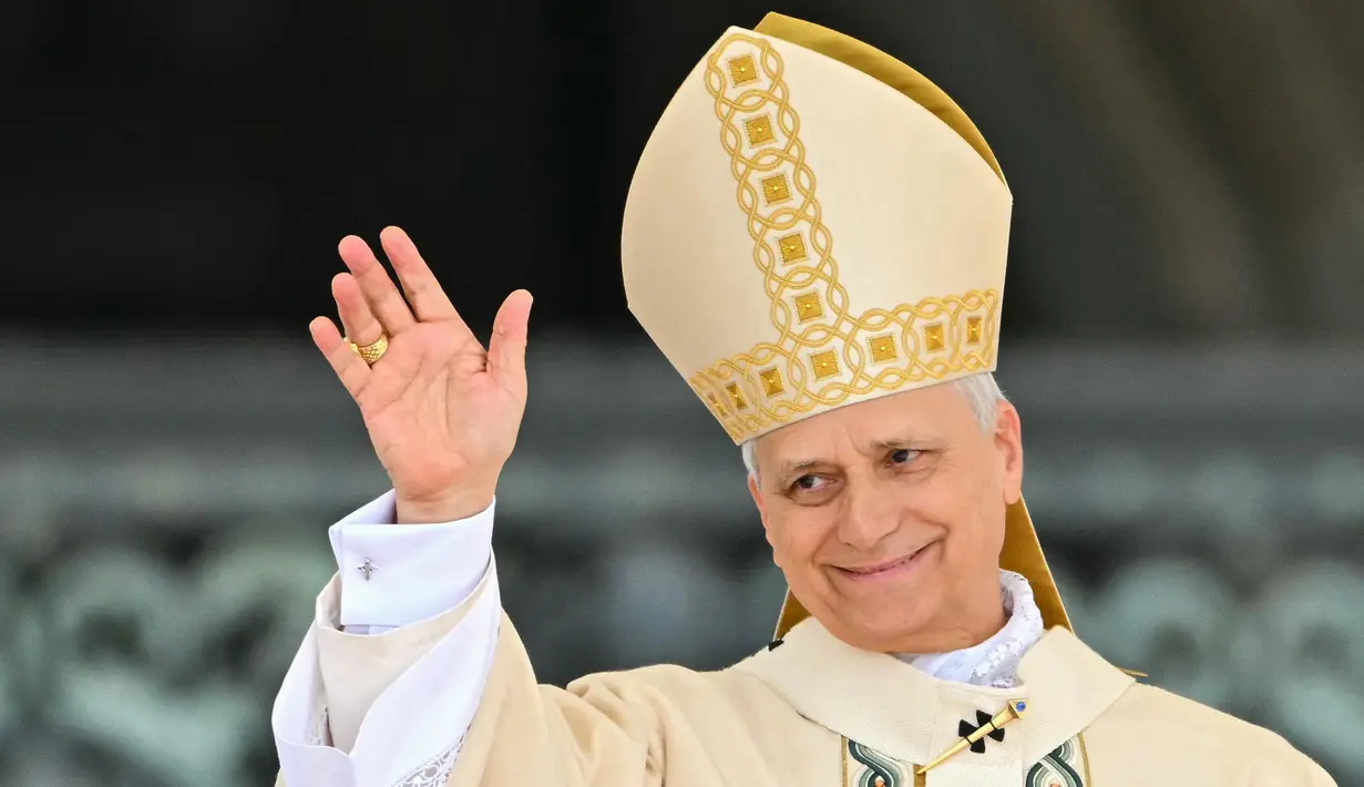 Paus Leo XIV memimpin saat doa Regina Caeli setelah Misa Kudus untuk Awal Masa Kepausannya, di Lapangan Santo Petrus, Vatikan pada Minggu 18 Mei 2025. (Alberto PIZZOLI/AFP)
