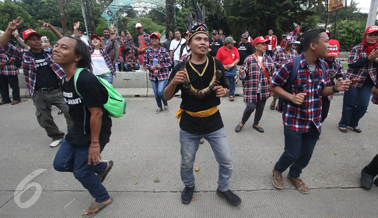 Massa pendukung Basuki T Purnama (Ahok) meneriakkan yel-yel di depan Gedung Kementerian Pertanian, Jakarta, Rabu (29/3). Dalam sidang ke-16 tersebut tim kuasa hukum menghadirkan 7 saksi ahli untuk meringankan Ahok. (Liputan6.com/Immanuel Antonius)