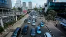 Sejumlah kendaraan melewati Jalan MH Thamrin, Jakarta, Kamis (4/6/2015). Dari data yang dilansir BPS, sejak 3 tahun yang lalu, kecepatan berkendara di Jakarta pada jam-jam sibuk hanya berkisar 5 km per jam. (Liputan6.com/Faizal Fanani)