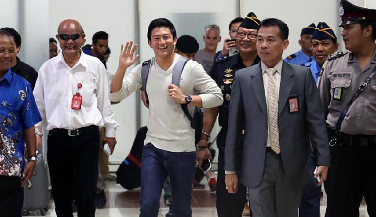Pebalap andalan Indonesia, Rio Haryanto, saat tiba di Bandara Soekarno-Hatta, Cengkareng, Tangerang, Rabu (2/11/2015). (Bola.com/Nicklas Hanoatubun)