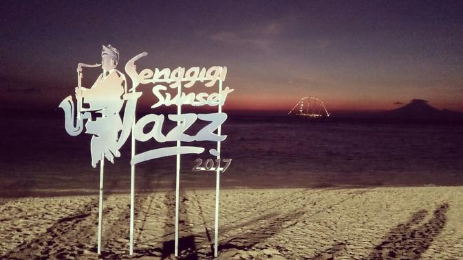 Tak hanya disuguhi penampilan musisi keren yang mengalunkan jazz, Anda juga menikmati matahari terbenam di Pantai Senggigi. (Liputan6.com/Hans Bahanan)