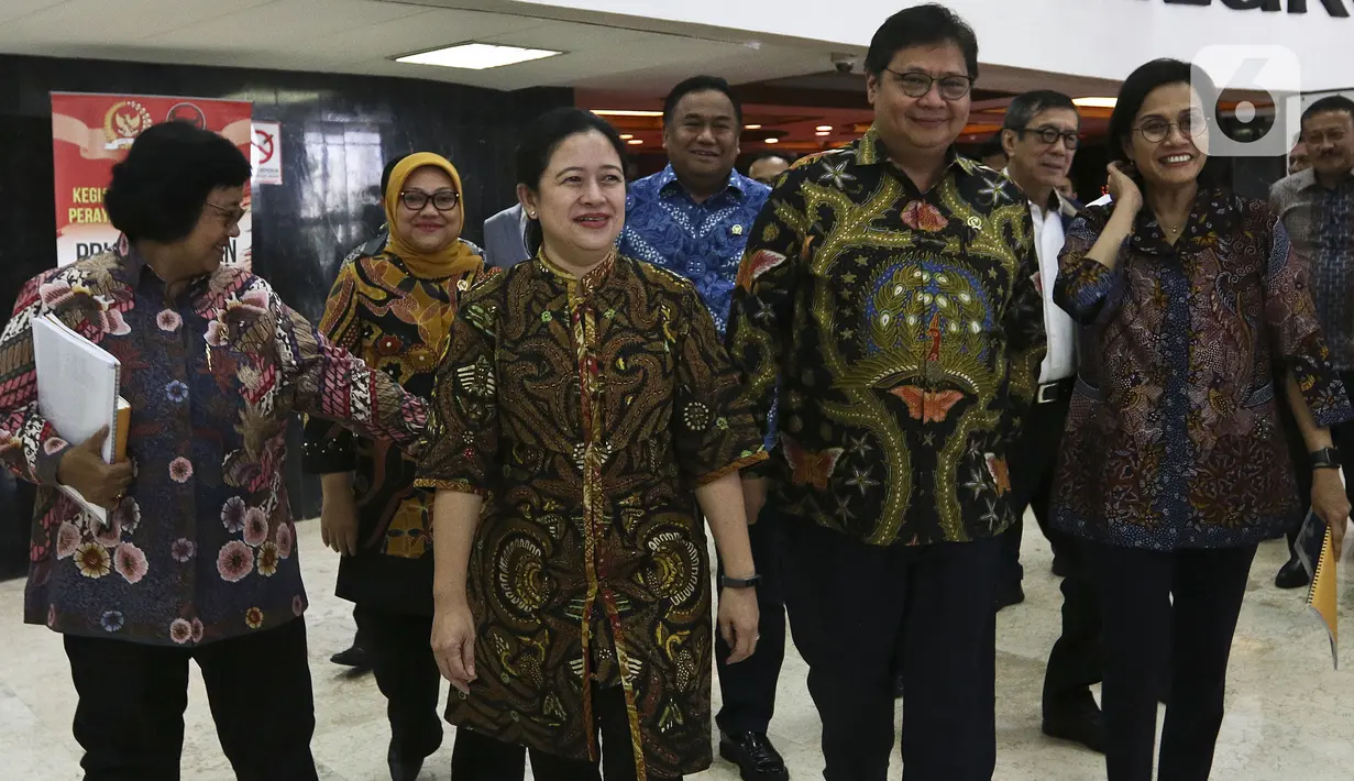 Ketua DPR Puan Maharani bersama Menko Perekonomian Airlangga Hartarto (kedua kanan) jelang penyerahan draft RUU Omnibus Law di Kompleks Parlemen, Senayan, Jakarta, Rabu (12/2/2020). Pemerintah mengajukan RUU Omnibus Law Cipta Lapangan Kerja dan RUU Omnibus Law Perpajakan. (Liputan6.com/Johan Tallo)