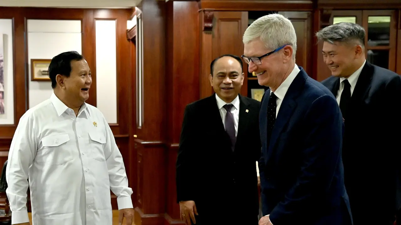 Menkominfo Budi Arie Setiadi mendampingi Menhan Prabowo Subianto, bertemu dengan CEO Apple Tim Cook di kantor Kemenhan Jakarta, Rabu (17/4/2024).