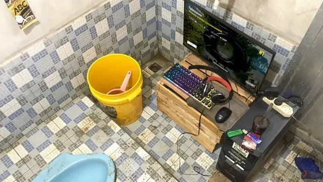 5 Potret Nyeleneh Main Game di Kamar Mandi Ini Bikin Ngakak