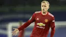 Donny van de Beek tercatat hanya diberikan waktu bermain oleh Ole Gunnar Solskjaer sebanyak 141 menit di semua kompetisi bersama MU. Rasa kecewanya terlihat ketika ia tak dimainkan saat melawan Villareal di Liga Champions dengan melempar permen karetnya ke tanah. (AFP/Pool/Matt Dunham)