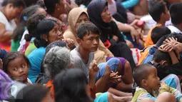 Pengemis menunggu warga memberi sedekah di Vihara Dharma Bahkti, Petak Sembilan, Jakarta Barat, Sabtu (28/1). Mereka datang untuk meminta uang angpao dari warga Tionghoa yang berdoa menyambut pergantian tahun baru Imlek. (Liputan6.com/Imamnuel Antonius)