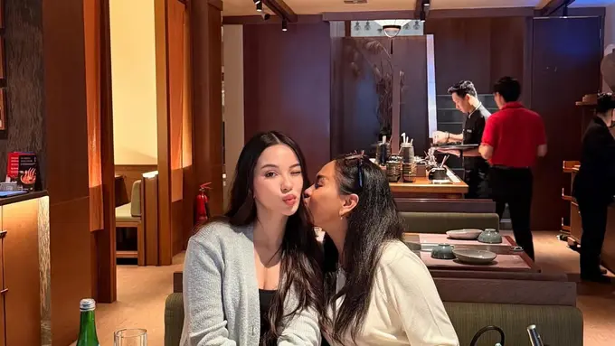 Alyssa Daguise Tampil Effortless Saat Lunch Date Bersama Ibu, Risa Dewi