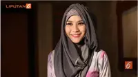 Hijab formal simple bisa menambah manis penampilan saat berkumpul dengan keluarga, sahabat dan rekan lainnya.