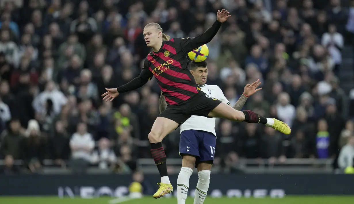 Penyerang Manchester City Erling Haaland berebut bola dengan bek Cristian Romero Tottenham Hotspur pada pekan ke-22 Liga Inggris 2022/2023 di Tottenham Hotspur Stadium, Minggu malam WIB (5/2/2023). Sedangkan, Manchester City gagal mengejar Arsenal dan masih berjarak lima angka. (AP Photo/Kin Cheung)