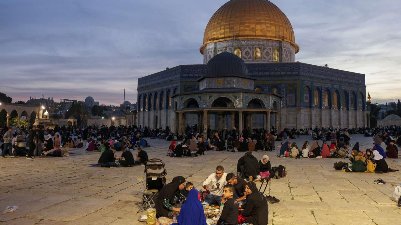 Buka puasa bersama di kompleks Masjid Al Aqsa