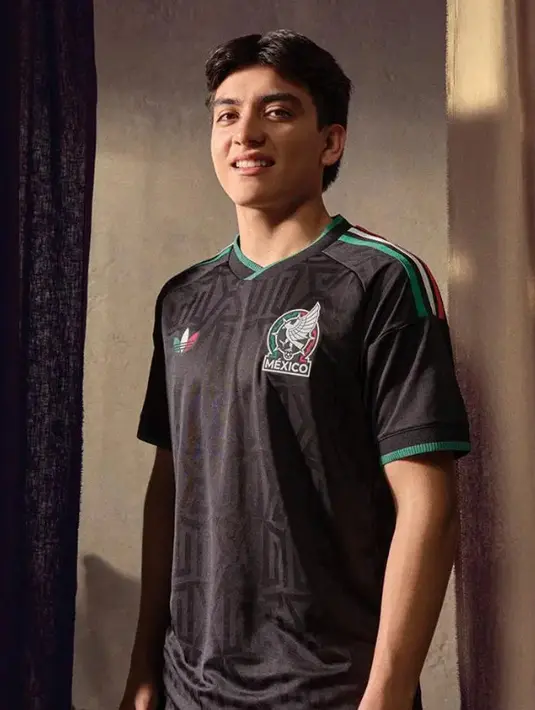Tim nasional Meksiko menghadirkan sentuhan budaya lokal dalam persiapan menuju Piala Dunia 2026 melalui peluncuran jersey ketiga edisi terbatas yang digarap bersama Adidas dan label sosial asal Meksiko, Someone Somewhere.