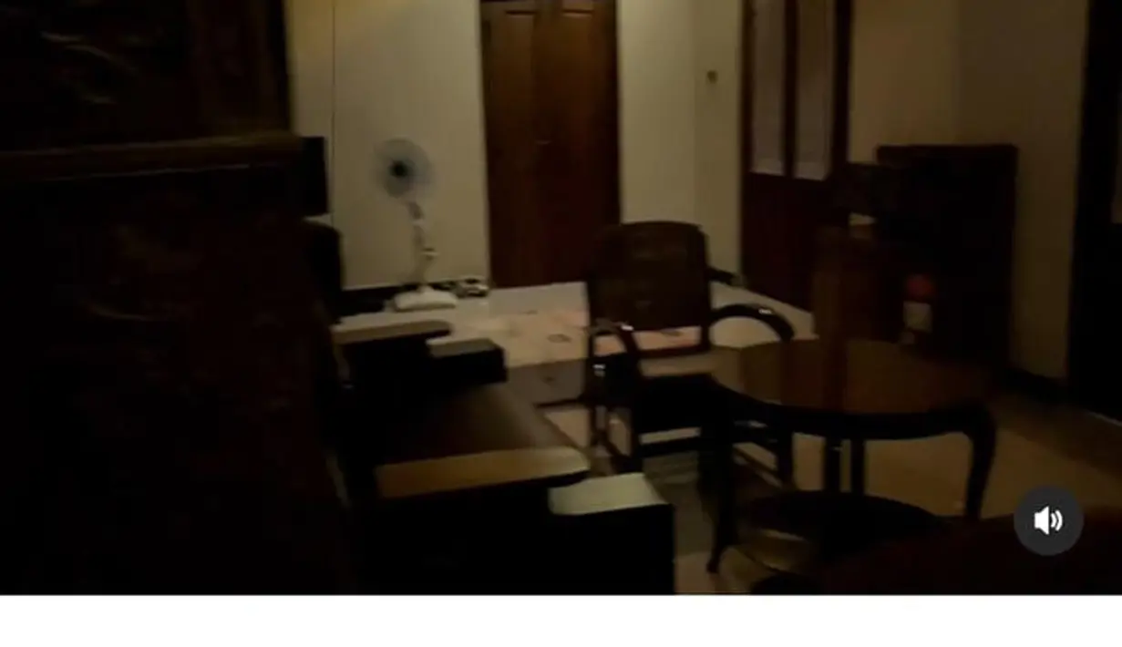 Perabot yang serba kayu memberi kesan rumah yang klasik dan bersahaja. [Instagram @arianiismaputri]