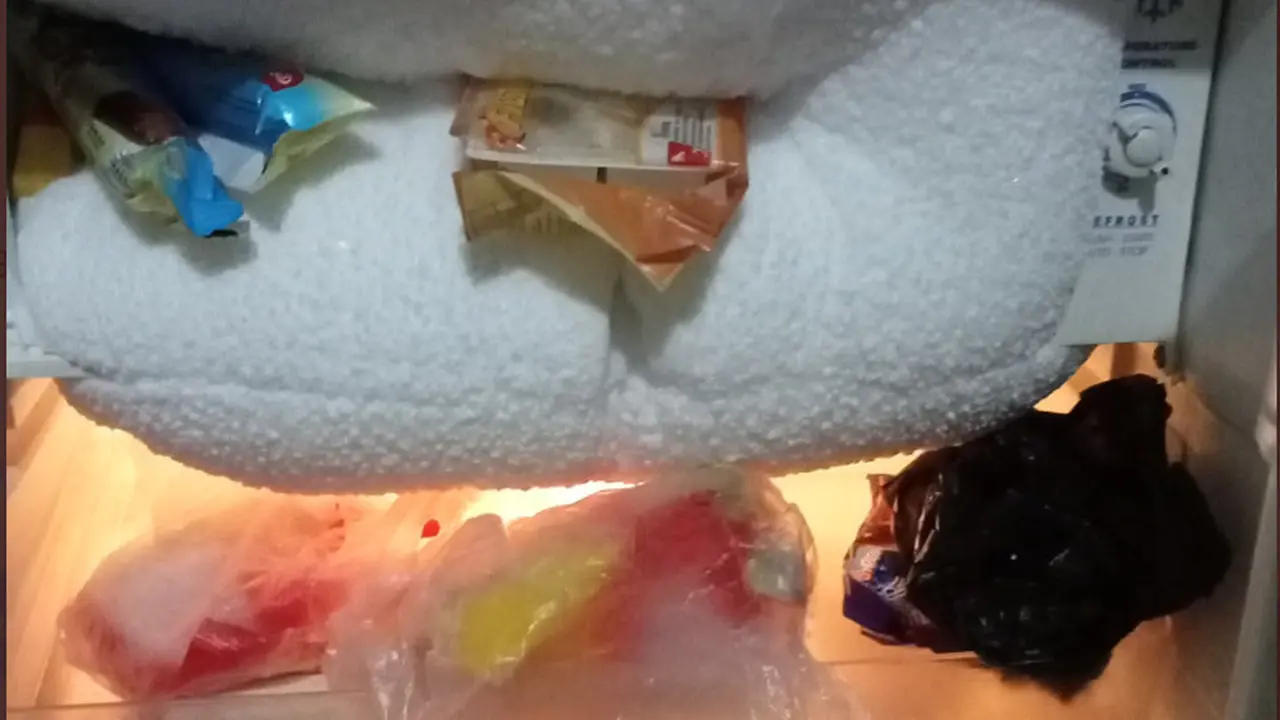 Solusi Praktis Cegah Bunga Es Menumpuk di Kulkas Mini Anak Kos
