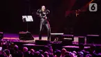Penampilan Reza Artamevia saat tampil dalam festival musik Love Fest di Istora Senayan, Jakarta, Sabtu (22/2/2020). Dalam penampilannya Reza Artamevia membawakan sejumlah lagu hitsnya seperti satu yang tak bisa lepas, keabadian, berharap tak berpisah. (Liputan6.com/Faizal Fanani)