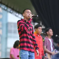 "Masih nuansa hari Kartini kan ya, jadi kita mau ucapin selamat hari Kartini untuk perempuan-perempuan di sini. Kita ada lagu untuk kalian, judulnya Ratu Lebah," tutur Rayi. (Adrian Putra/Bintang.com)