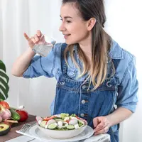 Ingin tetap sehat, bertenaga, dan mencapai tujuan diet tanpa merasa kelaparan? Nutrisi Optimal, Diet Maksimal adalah kuncinya! Yuk, ikuti strategi makan 3 kali sehari + 2 camilan sehat untuk menjaga keseimbangan nutrisi, mengontrol berat badan, dan meningkatkan energi sepanjang hari. (Foto dok: Freepik/pvproductions).