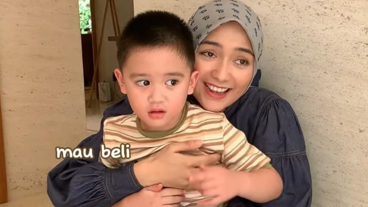 Foto-foto Athar Anak Citra Kirana Berani Pegang Ular Peliharaan Irfan Hakim,  Langsung Minta Dibelikan ke Sang Papa