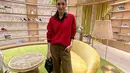 Mikha Tambayong tampil smart casual mengenakan inner kemeja hitam dipadukan v neck sweater merah serta celana coklat.  [Anisha Saktian]