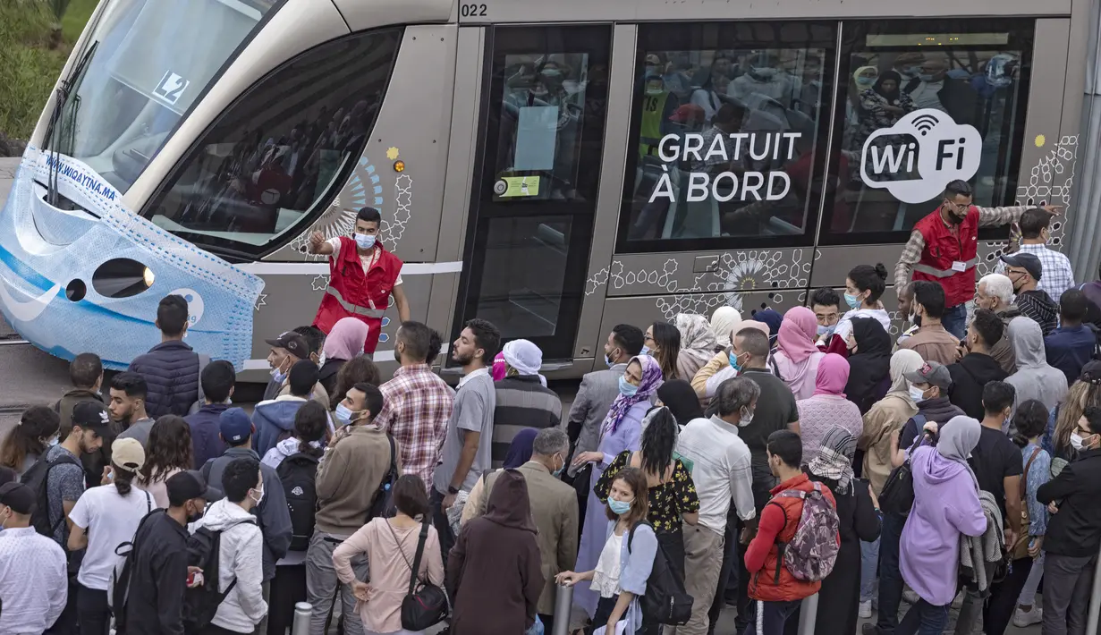 Orang-orang mengantre di stasiun trem setelah pemerintah memutuskan untuk mengadopsi sistem wajib vaksin COVID-19 di Rabat, Kamis (21/10/2021). Pemerintah Maroko mulai menerapkan kebijakan wajib menunjukkan surat vaksin Covid-19 bagi siapa saja yang ingin memasuki area publik. (FADEL SENNA/AFP)