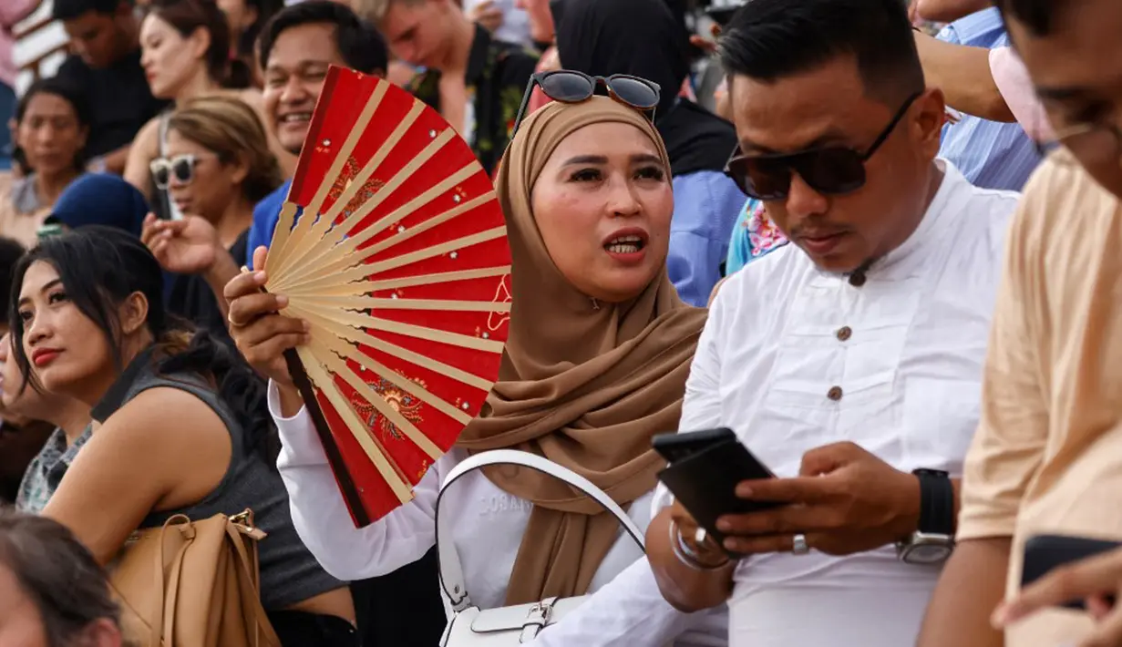 Sehingga makna nilai moral dalam tarian kecak ini ialah kasih yang tulus akan menang dengan doa dan kesungguhan. (David GANNON/AFP)