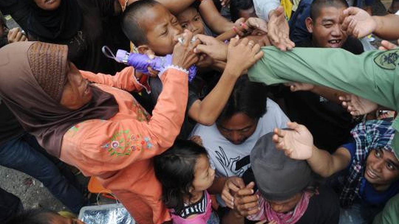 Warga berebut angpao di Vihara Dharma Bakti
